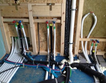 Installazione tubazioni bagno in casa di legno